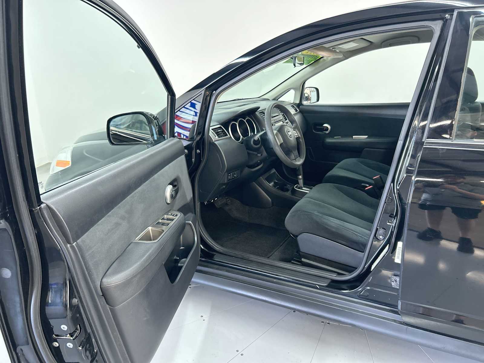 2011 Nissan Versa 1.8 S photo 13