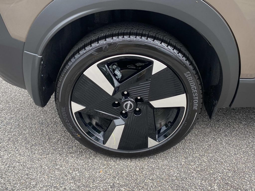 2025 Nissan Kicks SR photo 2