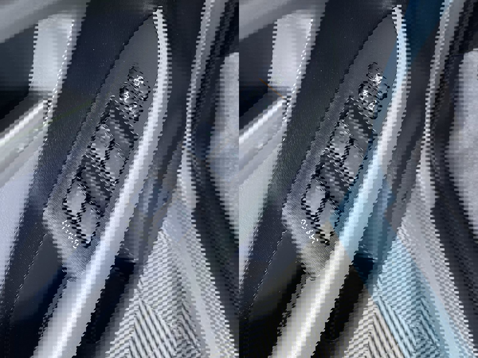 2015 Toyota Prius Four photo 12