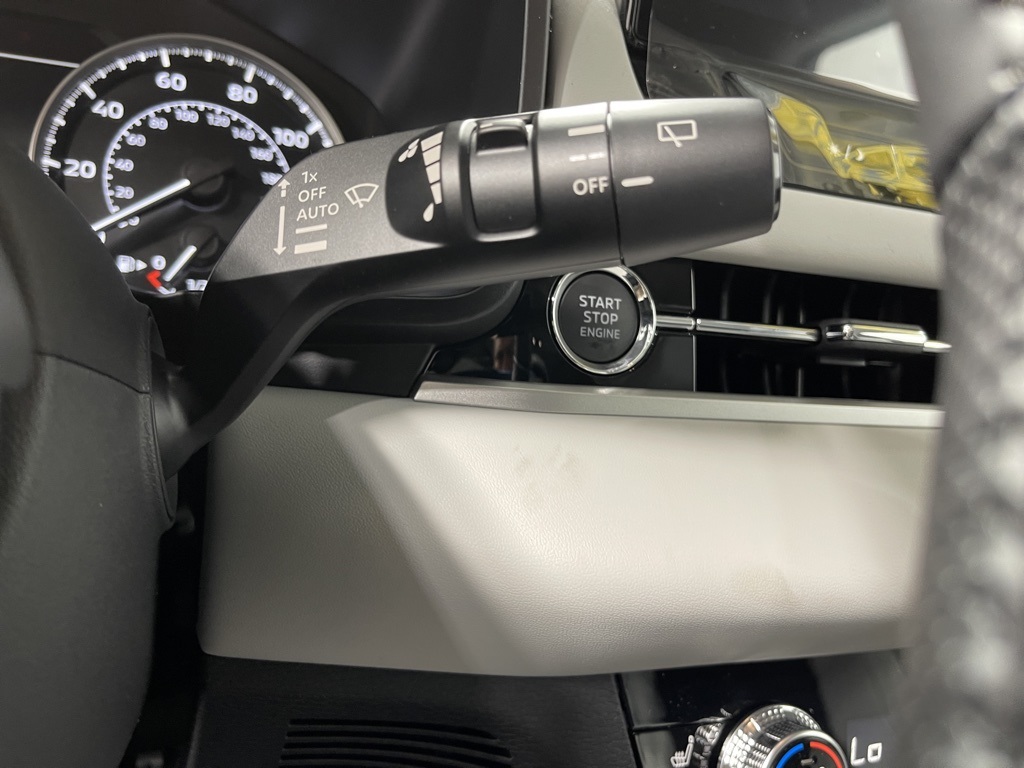 2025 Mitsubishi Outlander SE photo 13