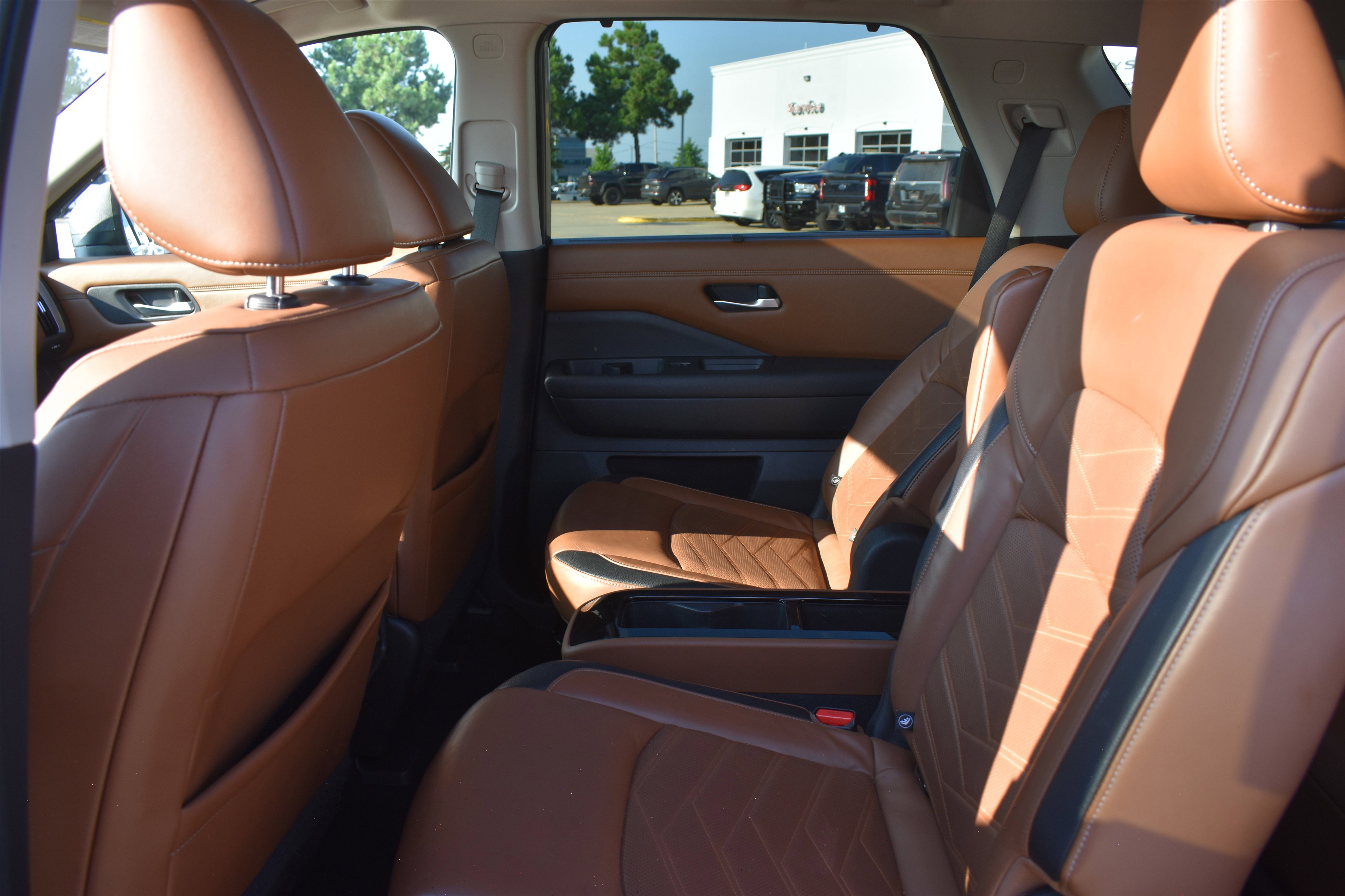 2022 Nissan Pathfinder Platinum photo 10