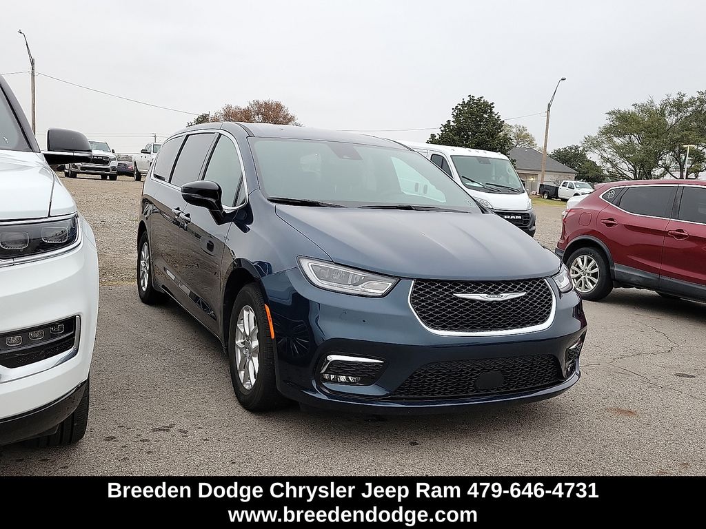 2025 Chrysler Pacifica Select's photo