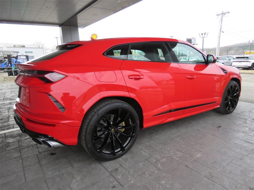 2022 Lamborghini Urus Base photo 3