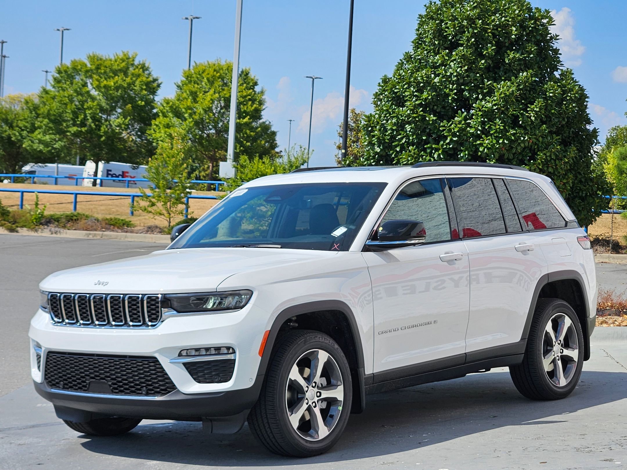 2025 Jeep Grand Cherokee Limited photo 3
