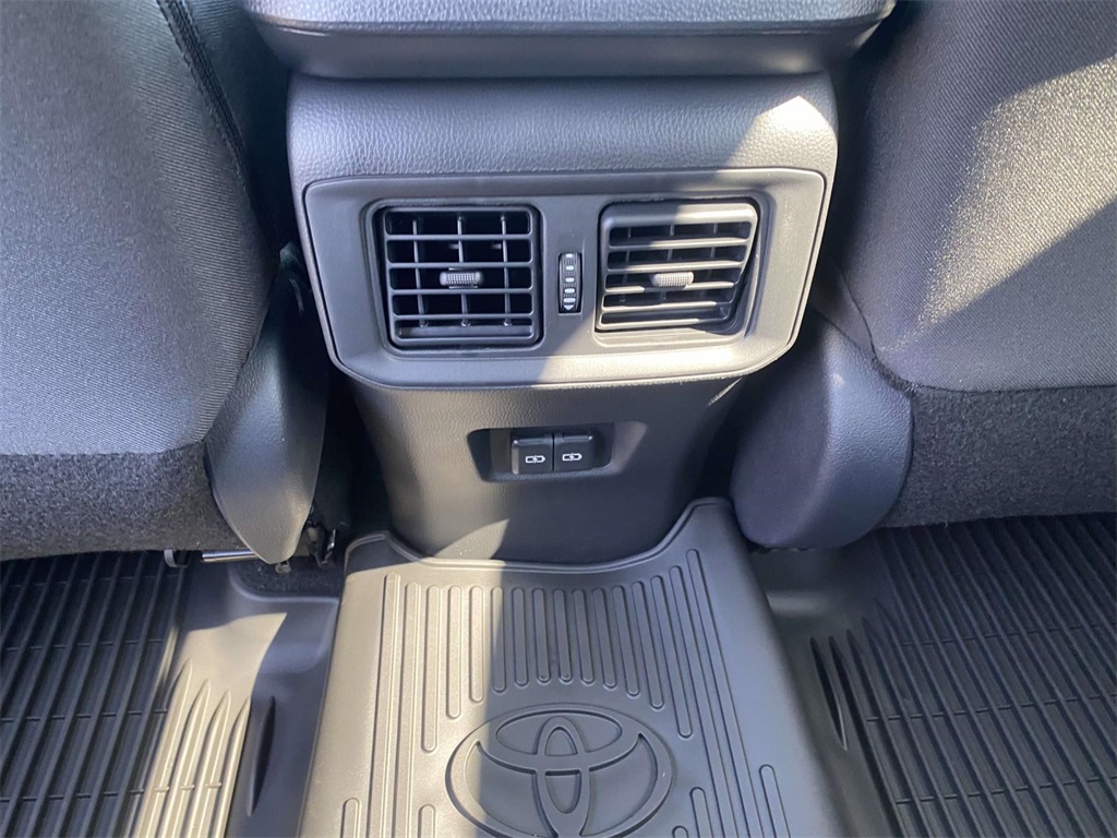 2025 Toyota RAV4 XLE photo 9