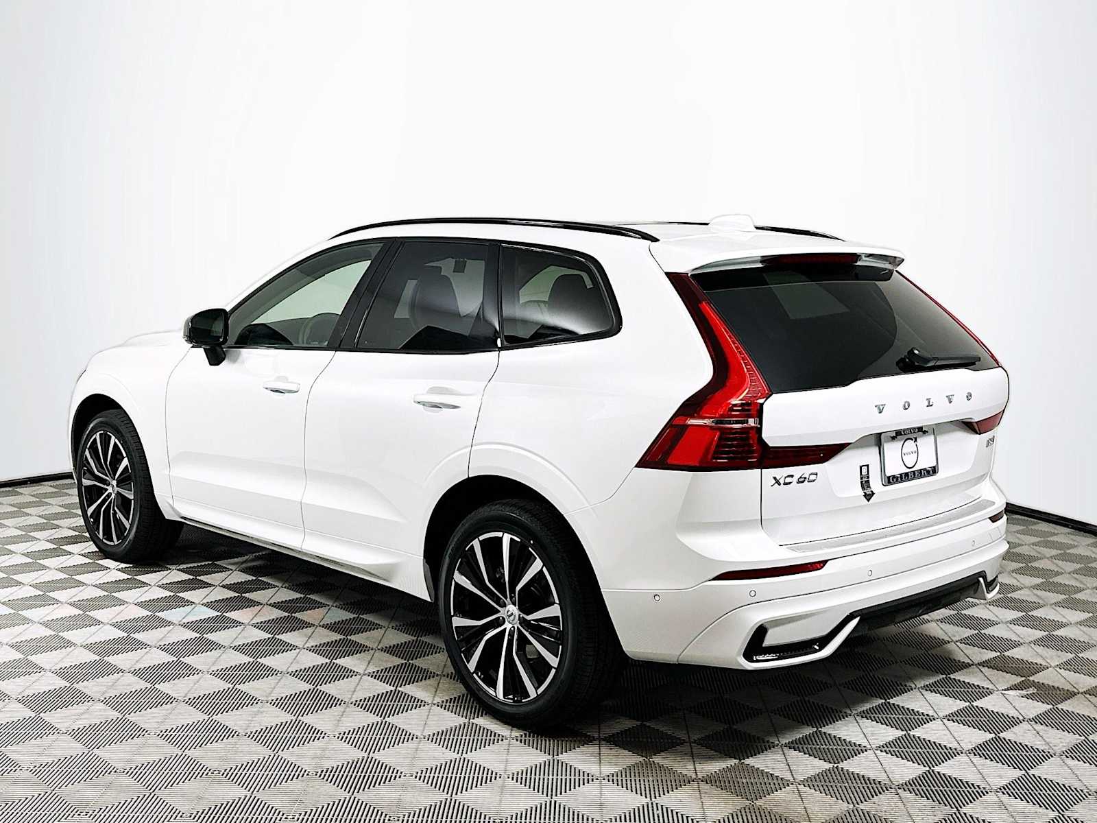2025 Volvo XC60 B5 Plus photo 4