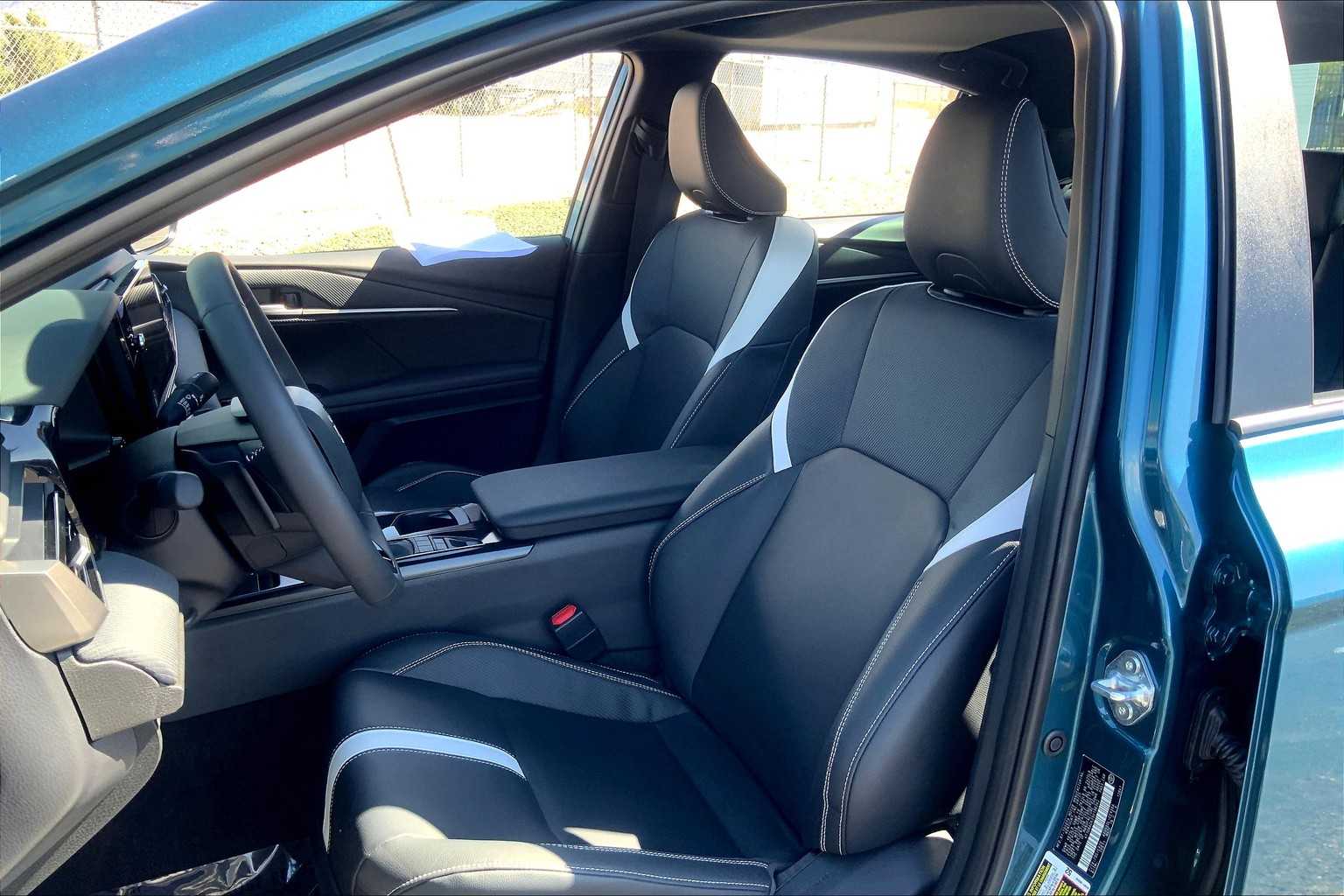 2025 Toyota Camry SE photo 8