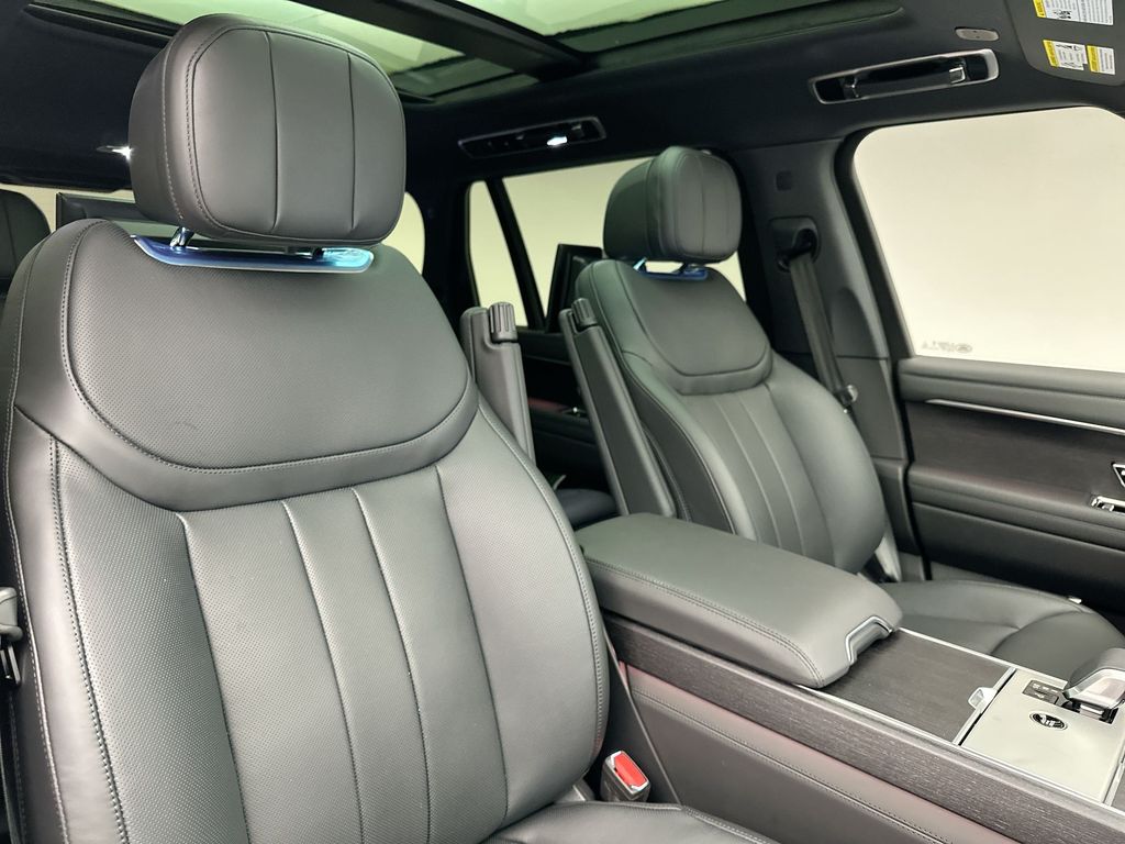 2025 Land Rover Range Rover SE photo 5