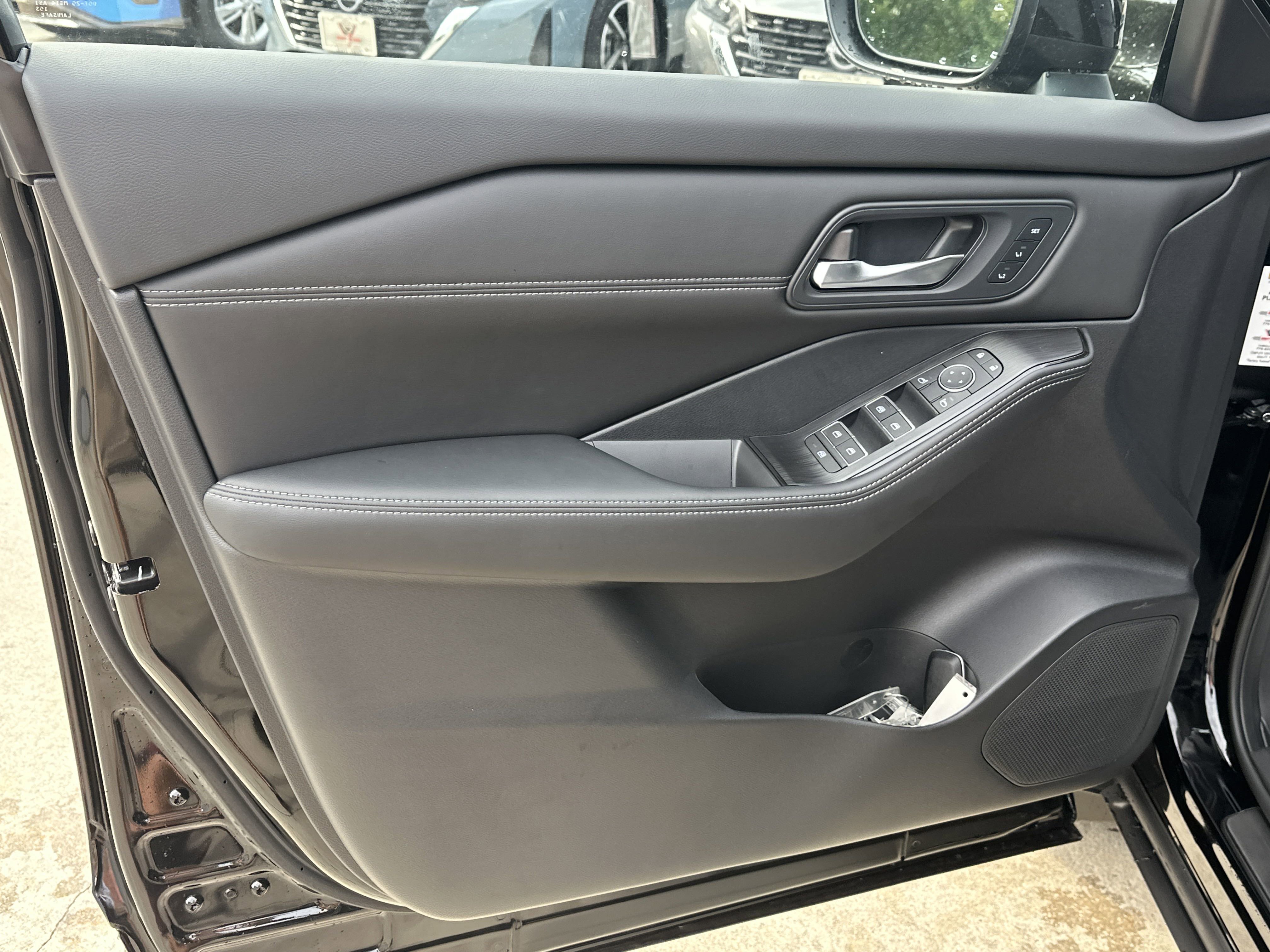 2025 Nissan Rogue SL photo 4