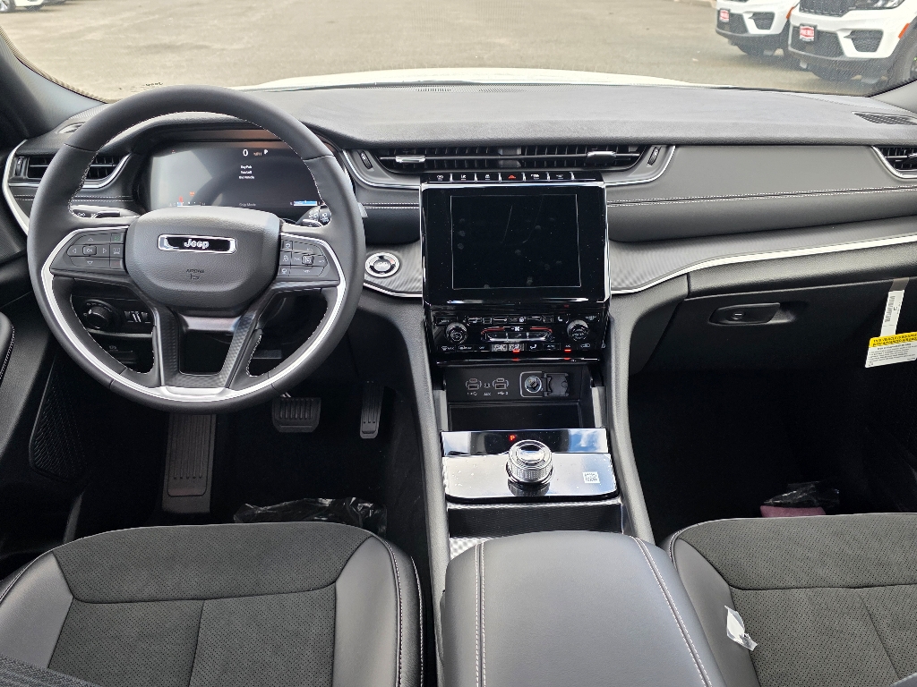 2025 Jeep Grand Cherokee Altitude X photo 2