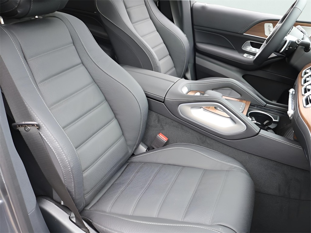 2025 Mercedes Benz GLS 580 4MATIC photo 11