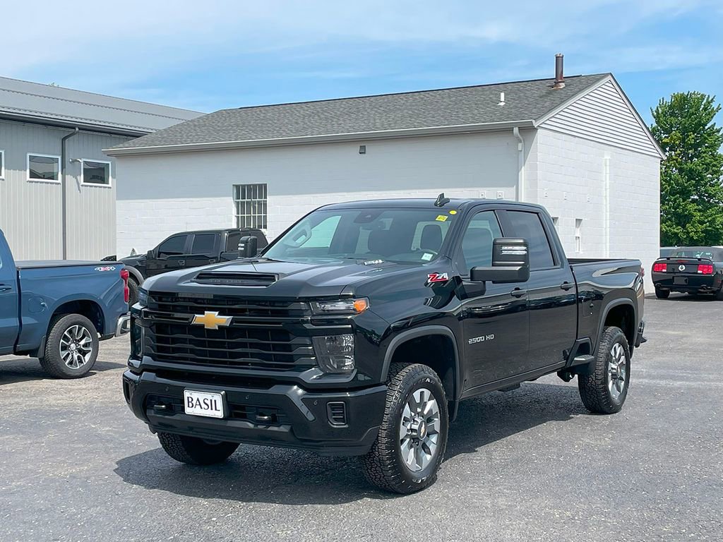 2025 Chevrolet Silverado 2500HD Custom photo 2