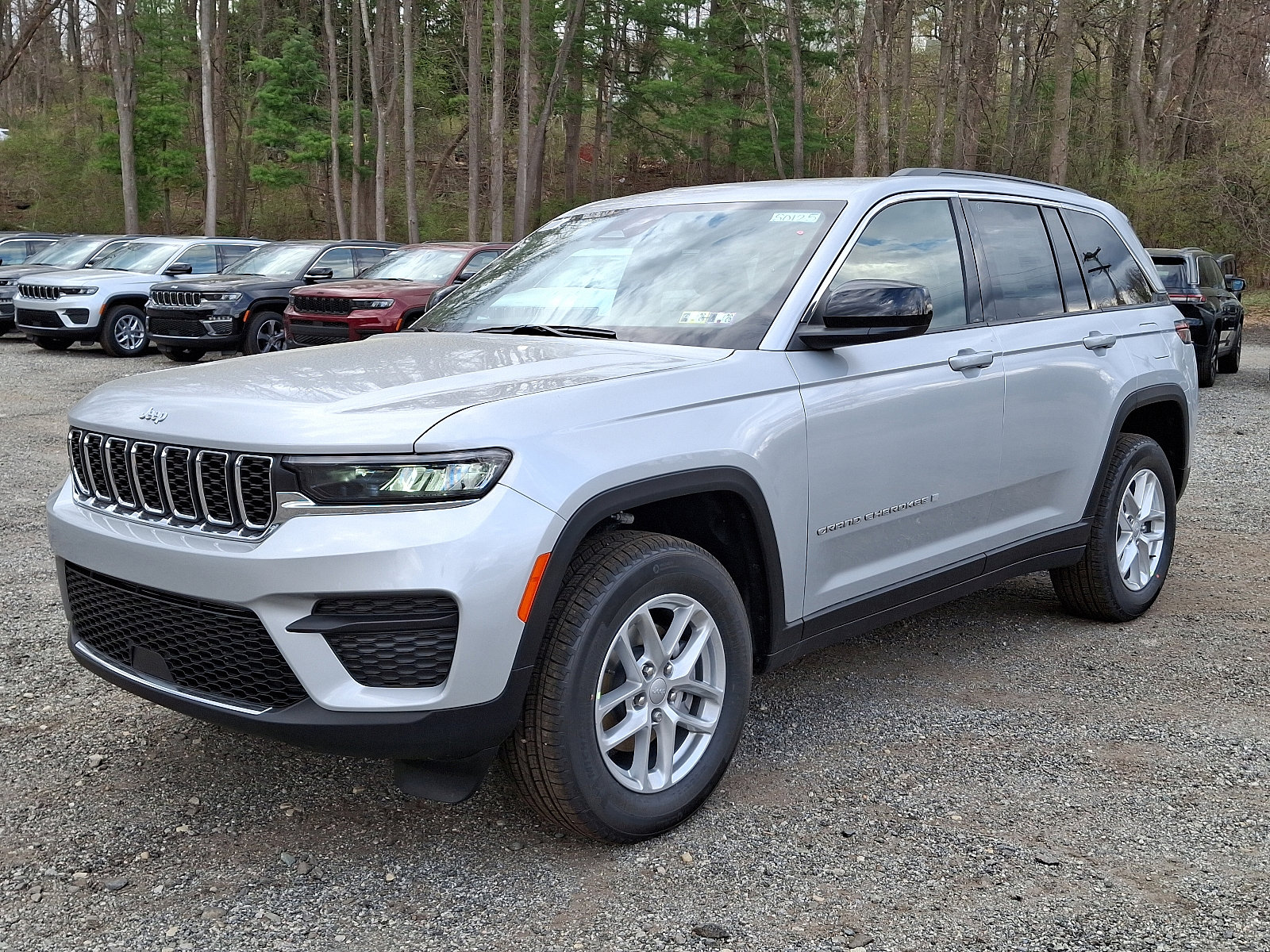 2025 Jeep Grand Cherokee Laredo X photo 2