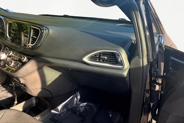 2022 Chrysler Pacifica Touring L photo 18