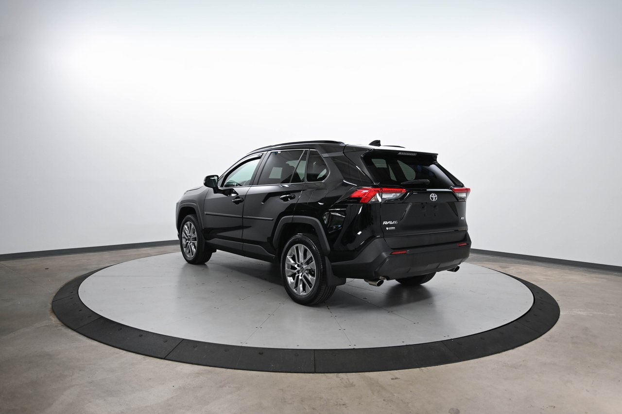 2023 Toyota RAV4 XLE Premium photo 3