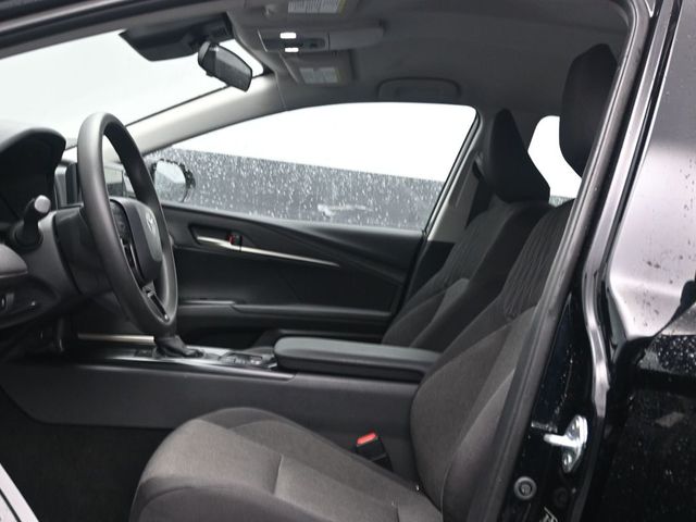 2025 Toyota Camry SE photo 4