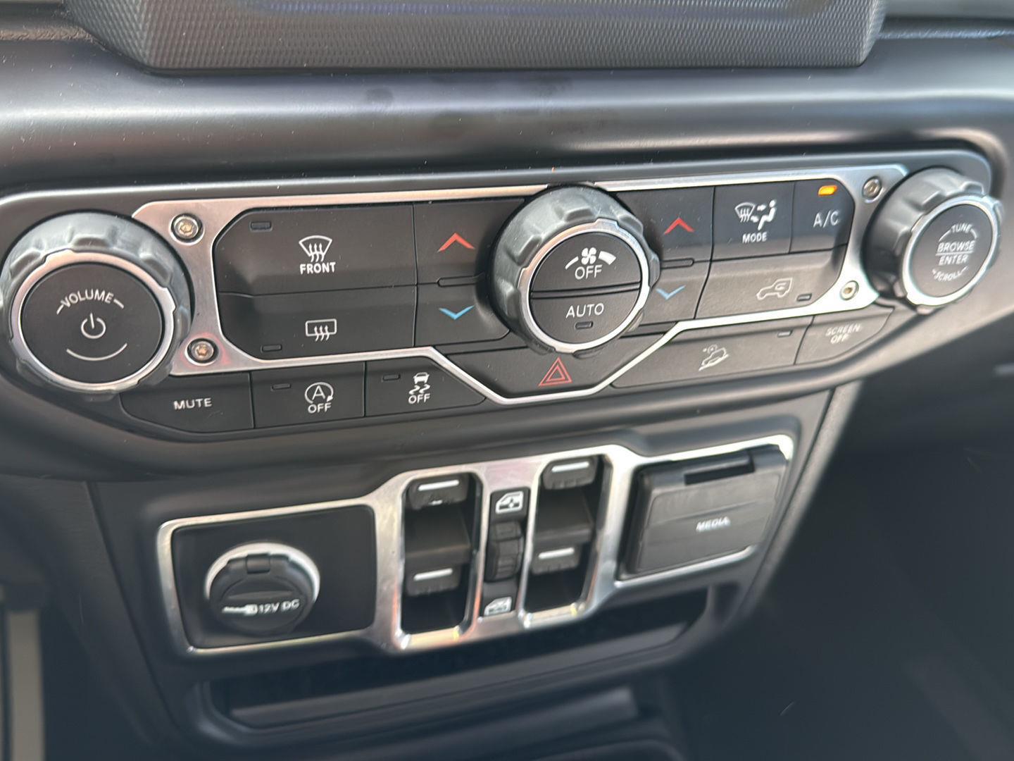 2020 Jeep Wrangler Unlimited Sahara photo 13