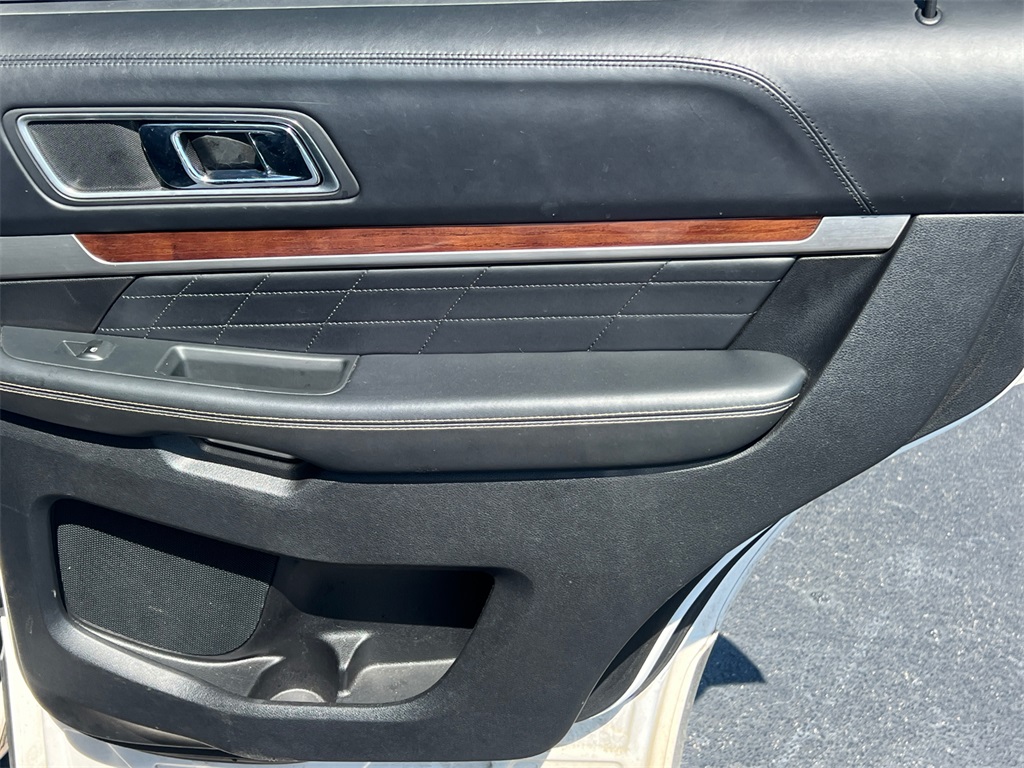 2017 Ford Explorer Platinum photo 14