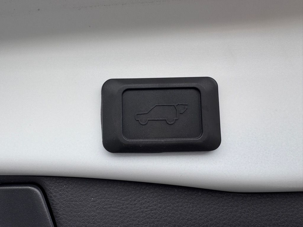 2025 Toyota RAV4 XLE photo 11
