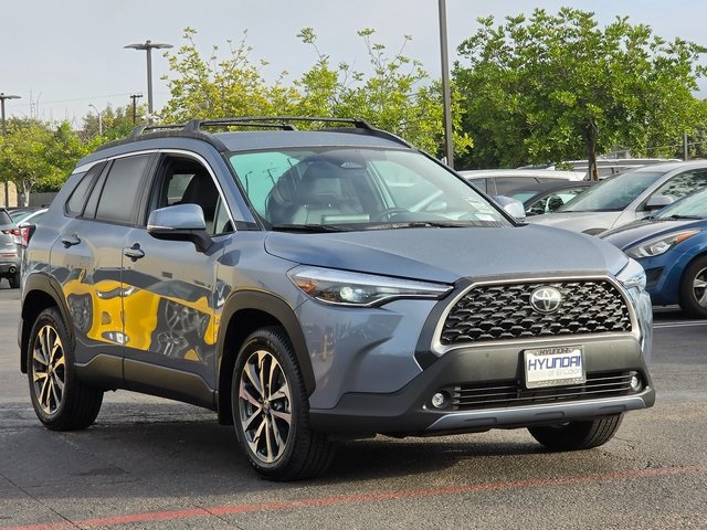 2023 Toyota Corolla Cross XLE photo 3