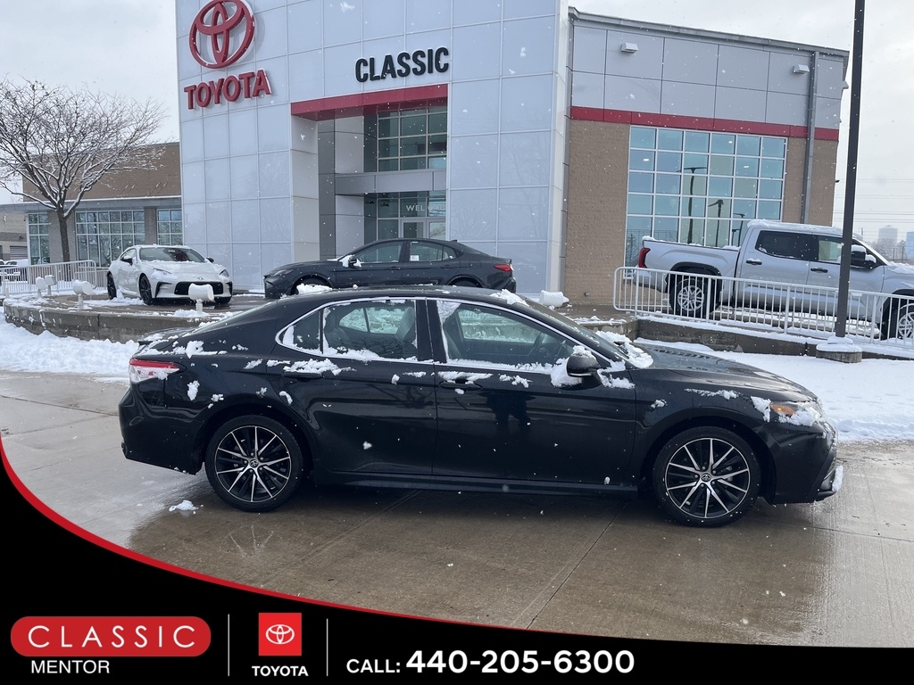 2023 Toyota Camry SE's photo