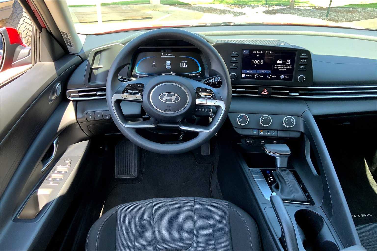 2025 Hyundai Elantra SE photo 4