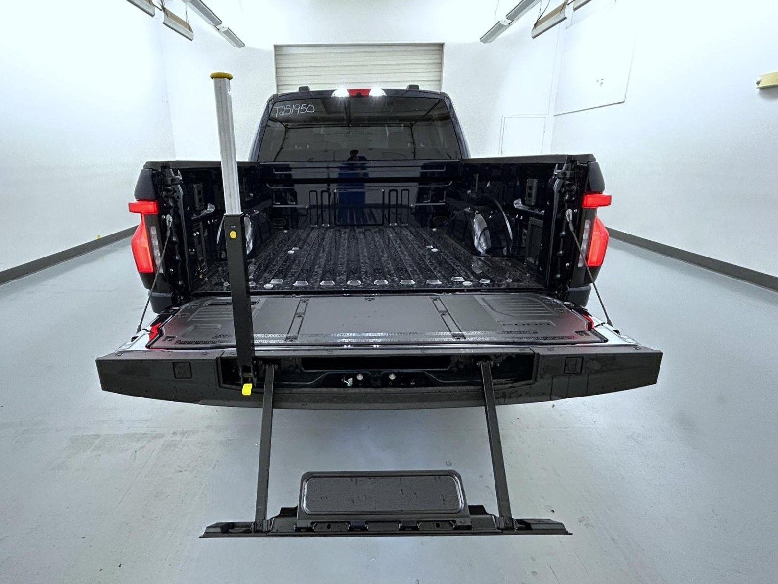 2025 Ford F-150 Lightning photo 18