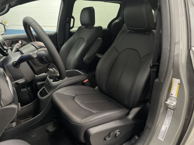 2025 Chrysler Pacifica photo 4