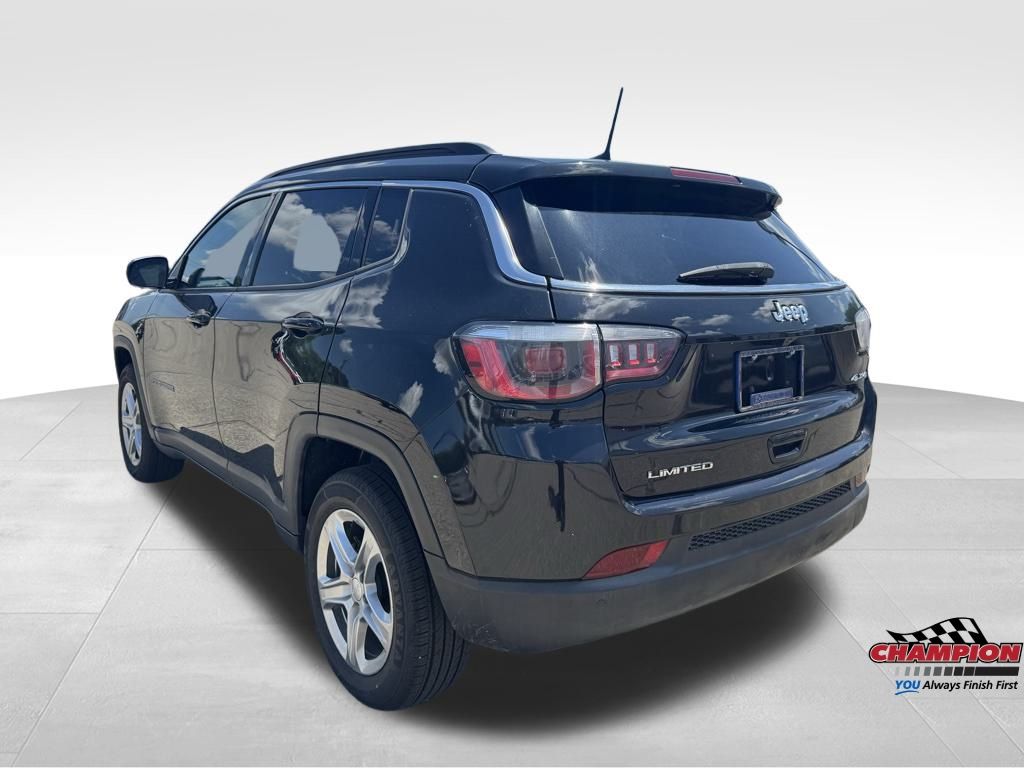 2024 Jeep Compass Latitude photo 3