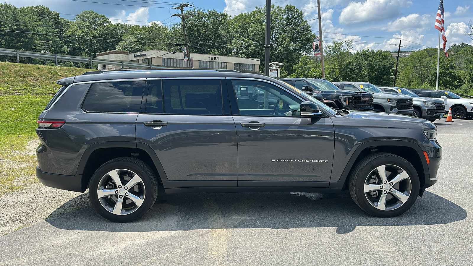 2022 Jeep Grand Cherokee Limited photo 2