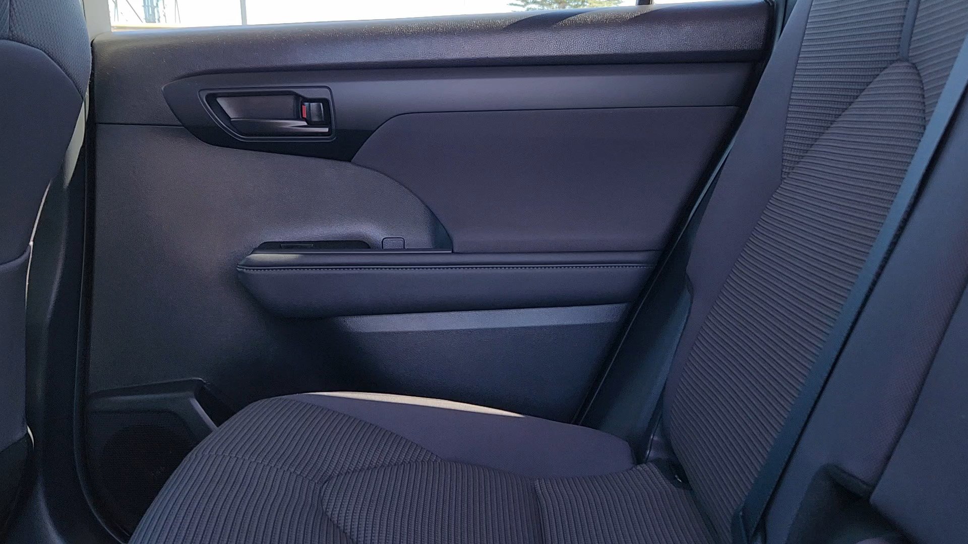 2024 Toyota Highlander Hybrid LE photo 15