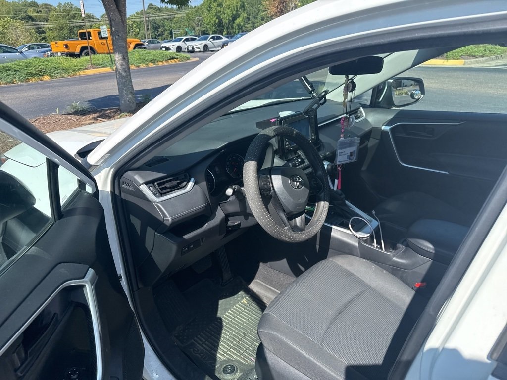 2022 Toyota RAV4 LE photo 6