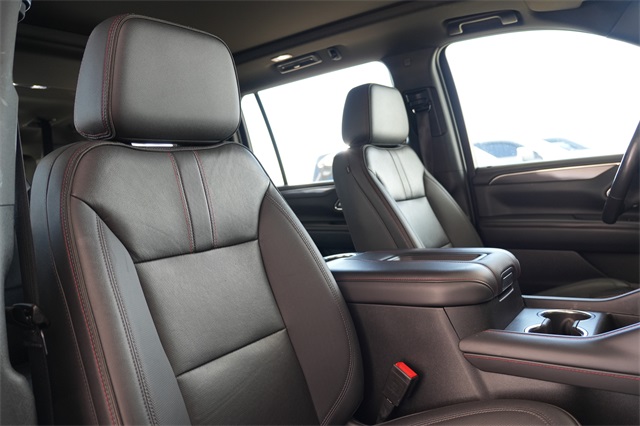 2022 Chevrolet Suburban RST photo 13