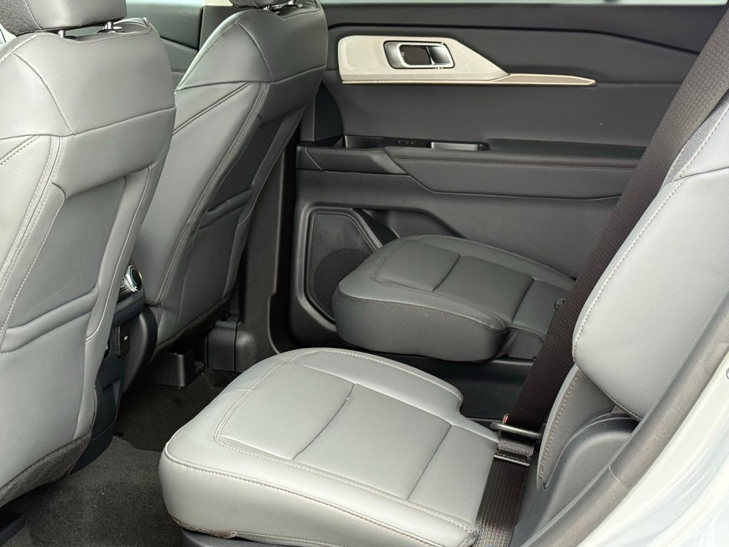 2025 Ford Explorer photo 8