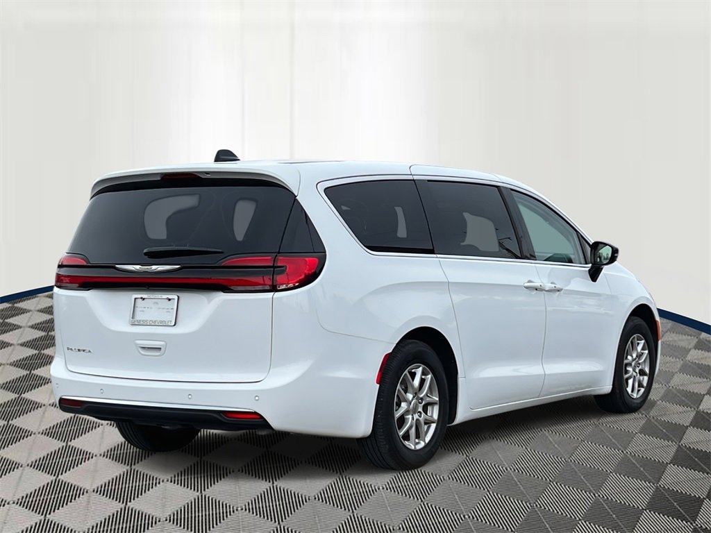 2024 Chrysler Pacifica Touring L photo 5
