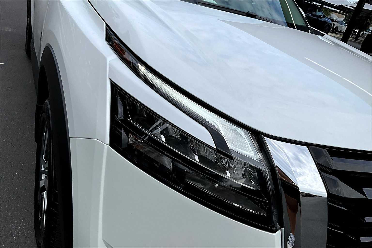 2025 Nissan Pathfinder SL photo 13
