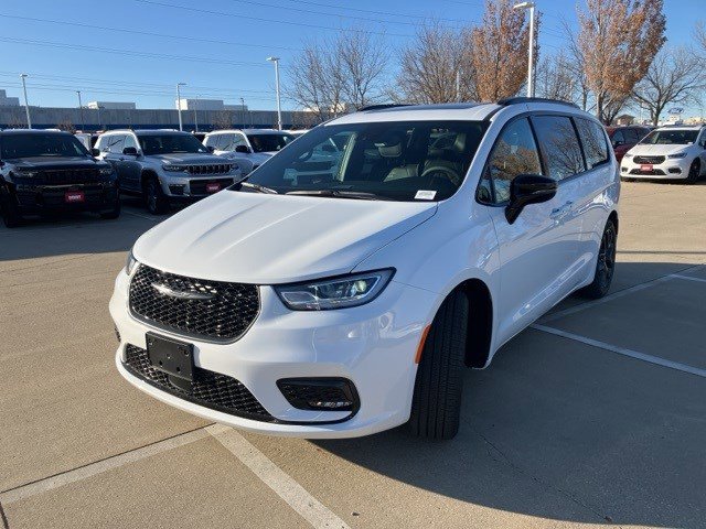 2026 Chrysler Pacifica Limited photo 3