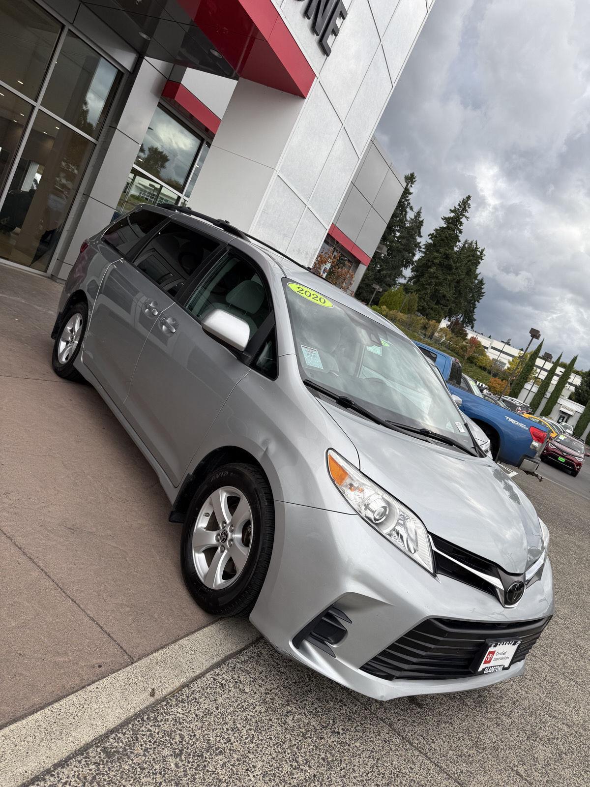 2020 Toyota Sienna LE photo 3