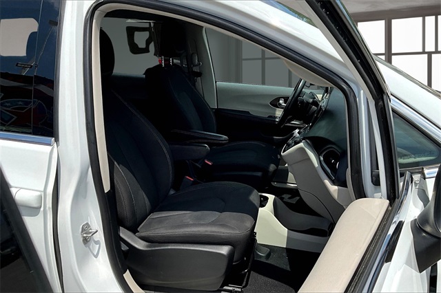 2022 Chrysler Voyager LX photo 7
