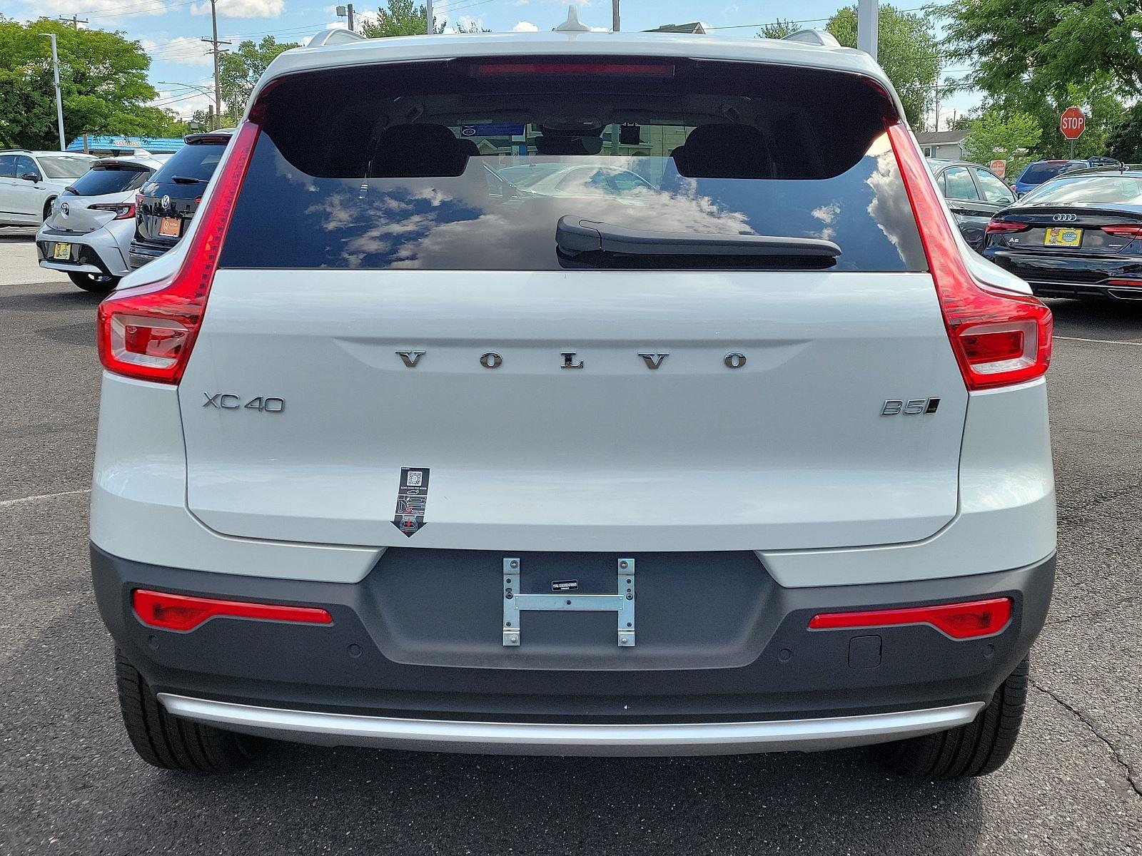 2025 Volvo XC40 Plus photo 4