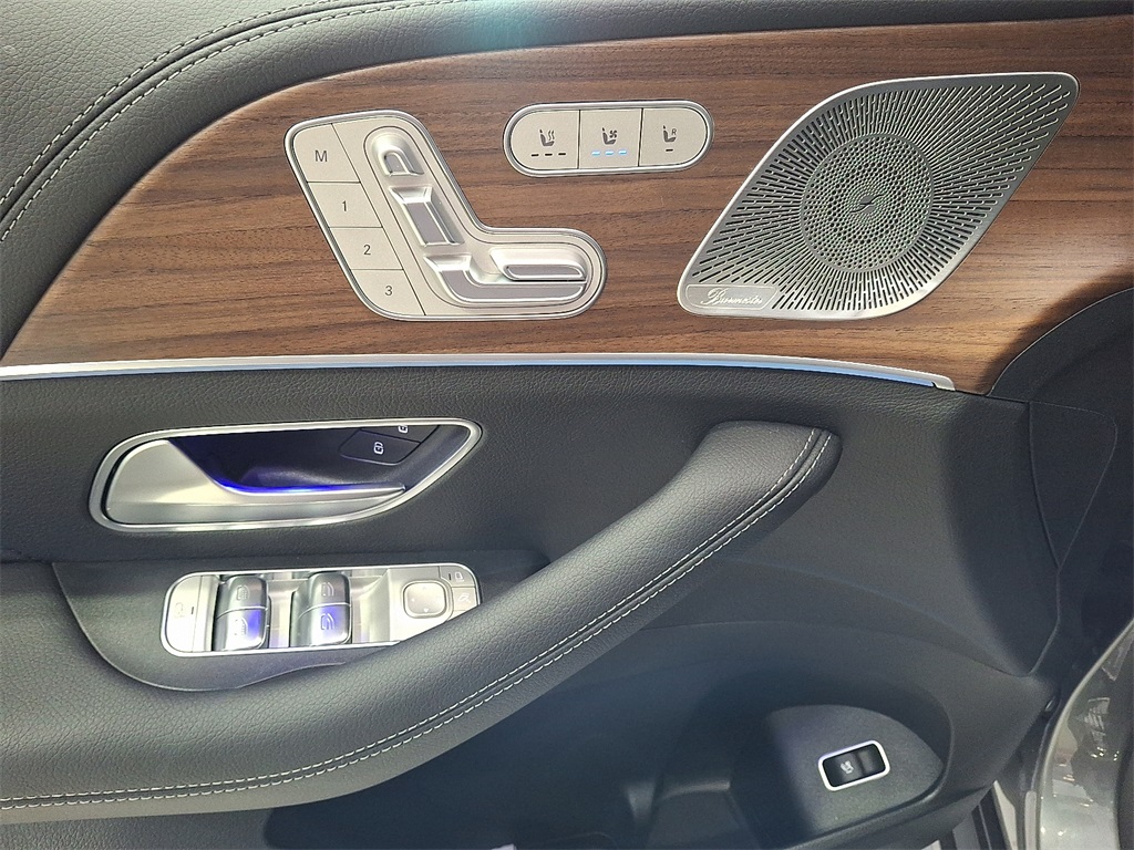 2025 Mercedes Benz GLS 450 4MATIC photo 6