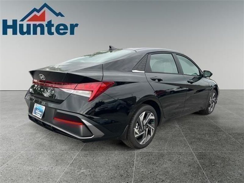2024 Hyundai Elantra SEL Convenience photo 4