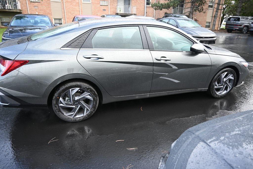 2025 Hyundai Elantra SEL Convenience photo 6