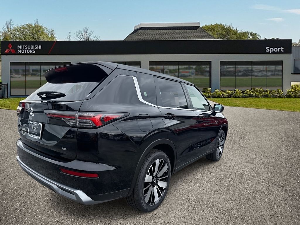 2025 Mitsubishi Outlander SE photo 3