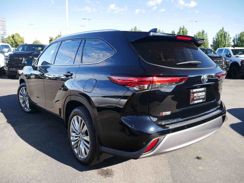 2023 Toyota Highlander LE photo 17