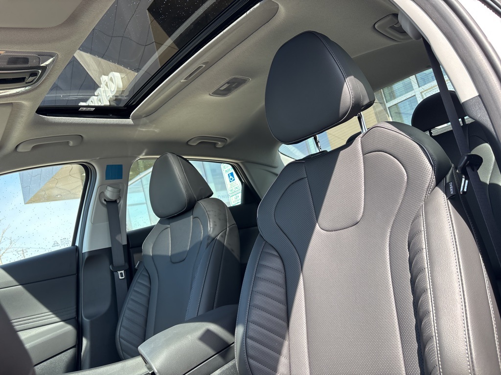 2025 Hyundai Elantra Limited photo 7