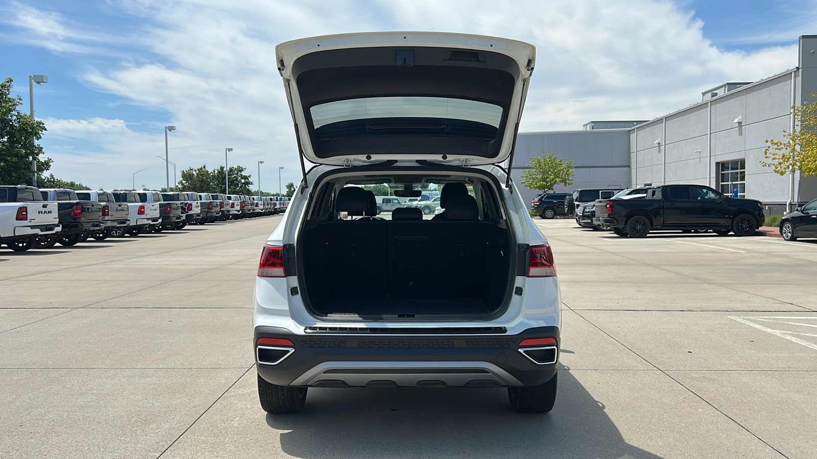 2024 Volkswagen Taos SE photo 14