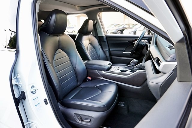 Used 2021 White Toyota XLE image 10