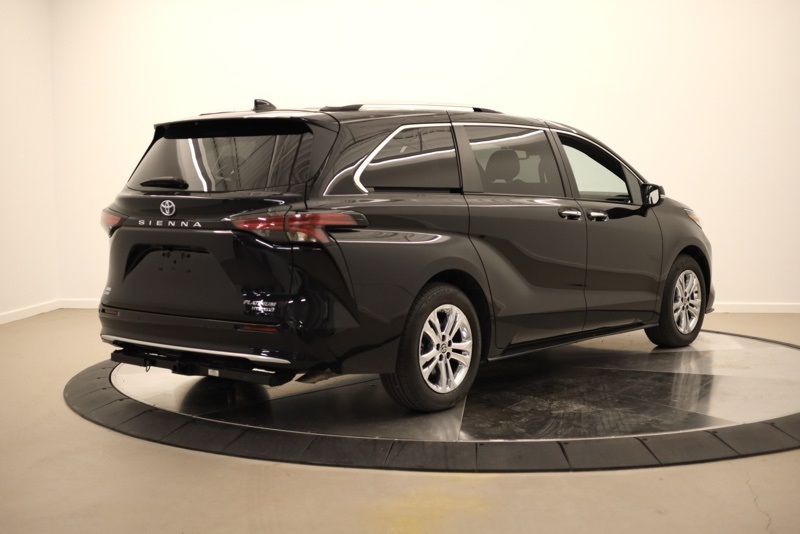2023 Toyota Sienna Platinum photo 3