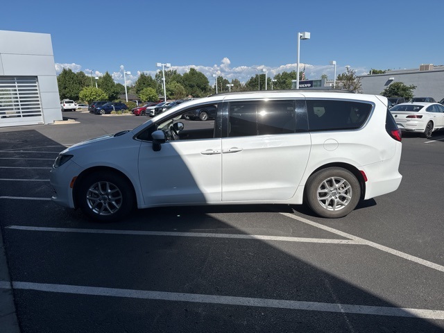 2022 Chrysler Voyager LX photo 8